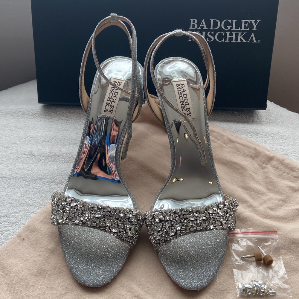 NEW BADGLEY MISCHIA size 9.5 silver sandal. New!! Special occasion.